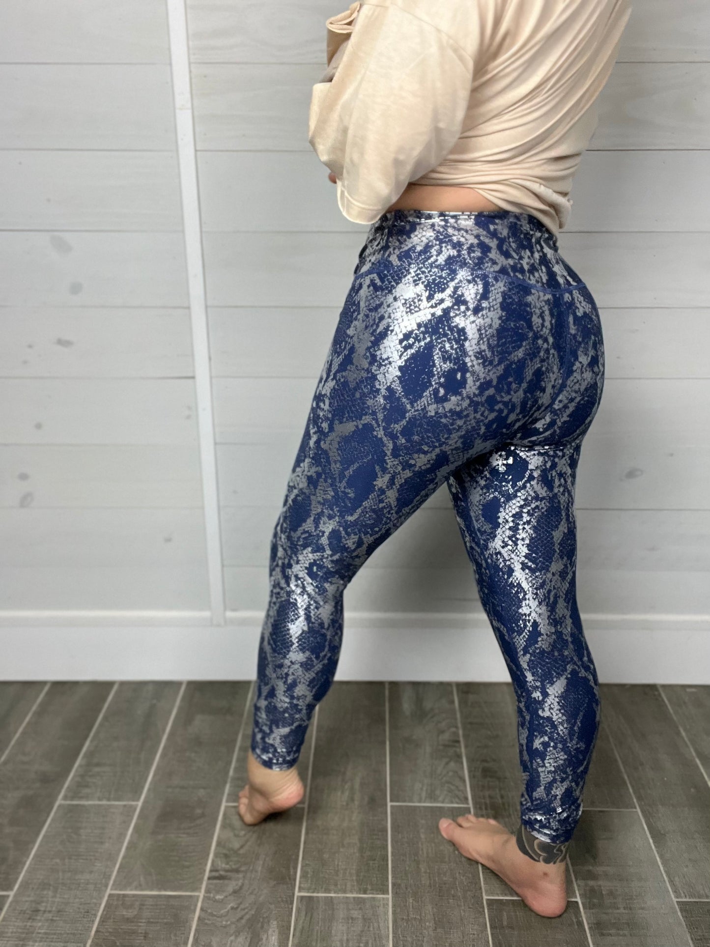 Cool Weather Crowd Curvy Snake Foil Print Leggings